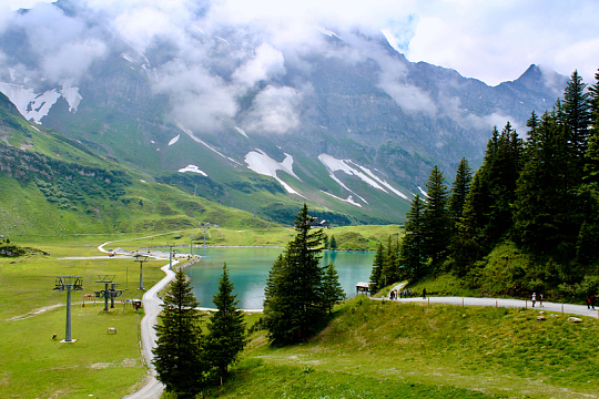 5G技术如何助力杂技表演的飞跃，从线下到线上的无缝转换？